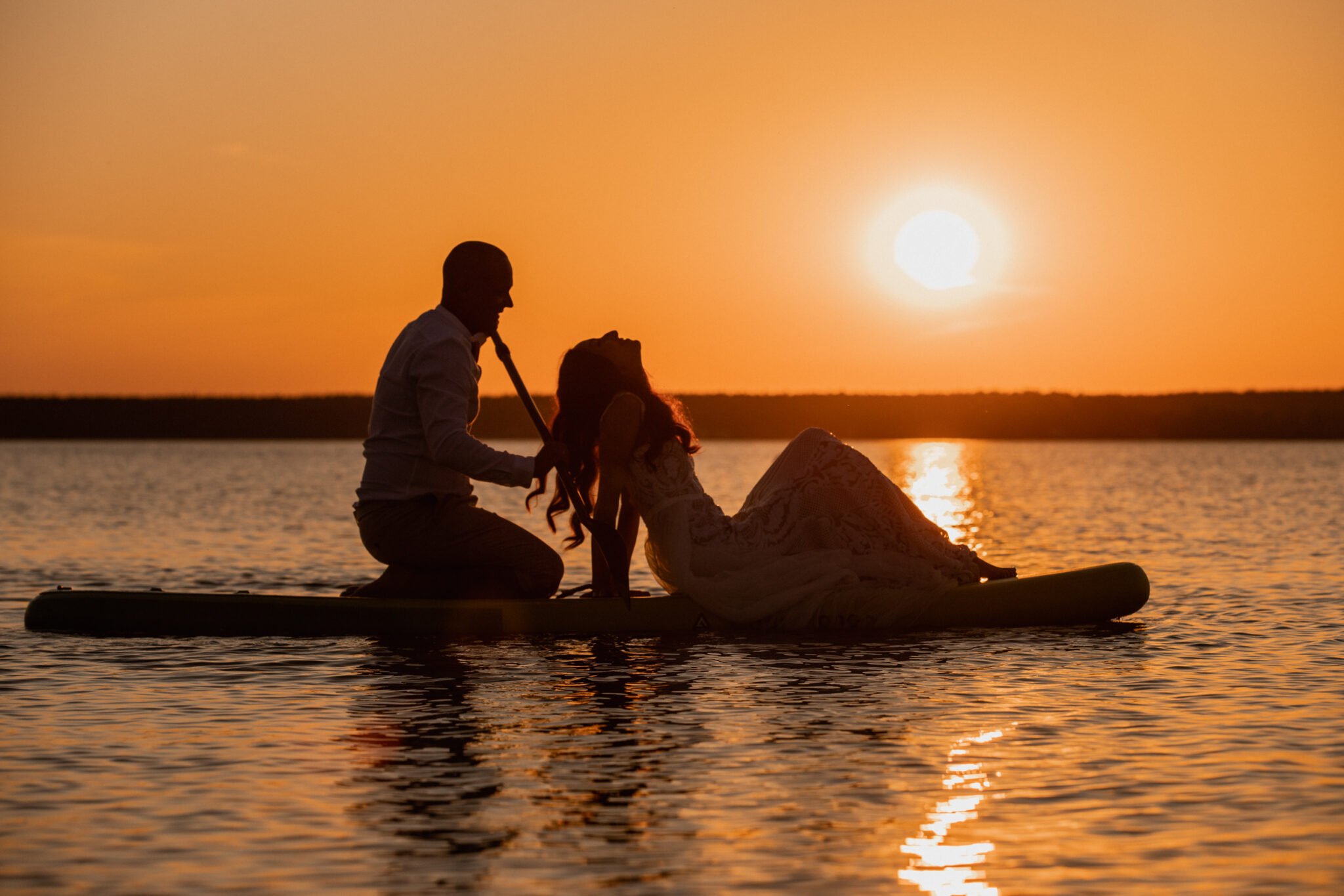 Pruutpaar SUP-laual Võsu rannas I Fotograaf Reti Kokk